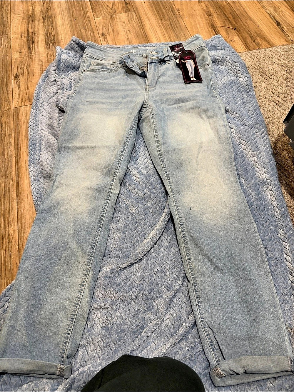 No Boundaries Cropped Skinny Jeans in Blue NWT